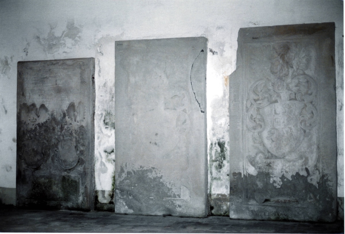 Historische Grabplatten aus Ellgau