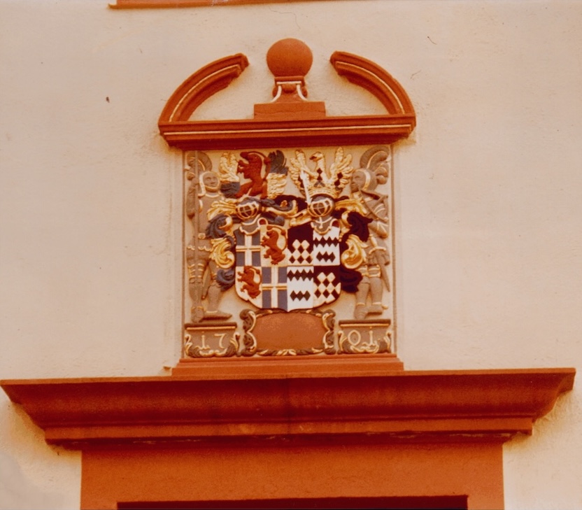 Allianzwappen Johann Evangelist von Bodeck und Anna Maria vom Scharpfenstein genannt Pfeil am Amtshaus (1701)