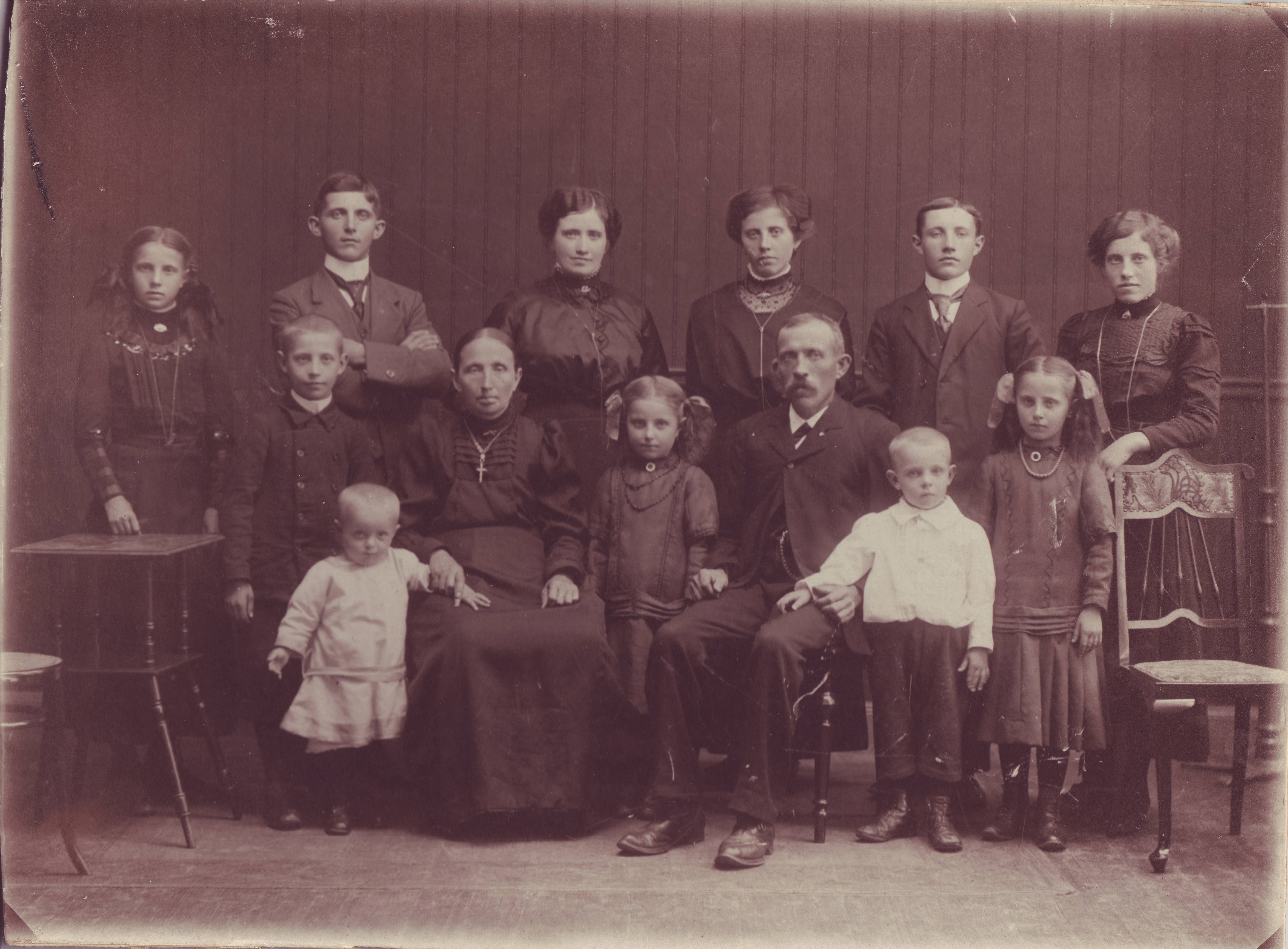 Familienfoto der Familie Peter Elgas in Sitzerath um 1900